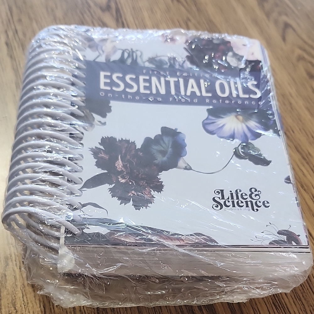 Life & Science Essential Oils On the Go Field Reference guide first edition